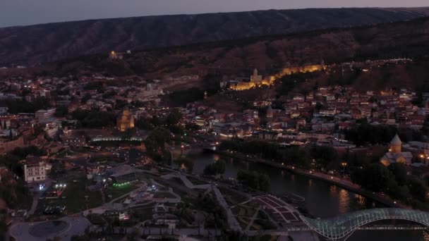 TBILISI, GEORGIE - JUILLET 2019 : zoom du drone aérien hors du centre de Tbilissi au coucher du soleil — Video