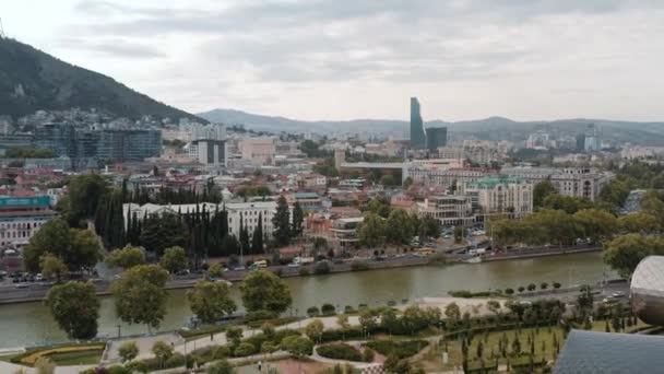Tbilisi, Georgië - juli 2019: Luchtfoto van Tbilisi centrum panorama in de zomer — Stockvideo