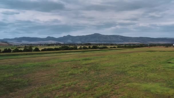 Zoom aereo dei campi armeni sullo sfondo delle montagne — Video Stock