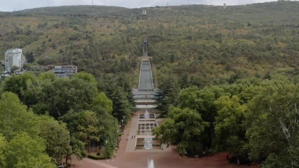 Letecký dron vystřelil přiblížení z Vake Parku v Tbilisi — Stock video