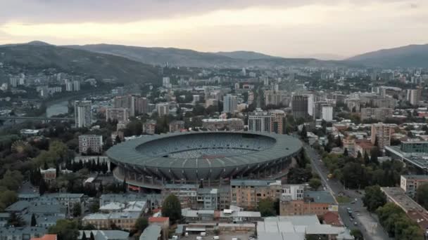 Tbilisi, Georgië - juli 2019: Luchtdrone boven het Tbilisi Dinamo Stadion — Stockvideo
