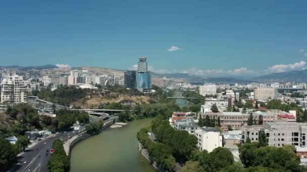 Tiflis, Gürcistan - Temmuz 2019: Yazın Tiflis şehir merkezinde uçan hava aracı — Stok video