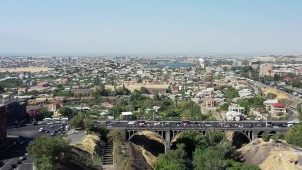 YEREVAN, ARMÉNIA - JULHO 2019: Drone aéreo sobrevoando a Ponte Kievyan na Armênia de Yerevan — Vídeo de Stock