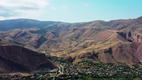 Zoom sur drone aérien des montagnes et des maisons en Arménie 