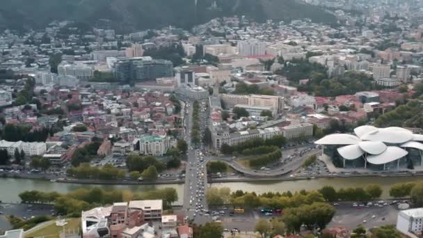 TBILISI, GEORGIA - JULY 2019: Aerial drone view of Tbilisi and House of Justice — Stock Video