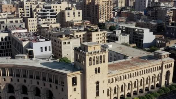Erywań, Armenia - lipiec 2019: Zbliżenie ujęcia drona Placu Republiki w Erywaniu — Wideo stockowe