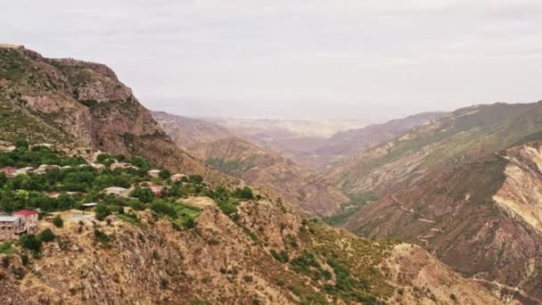 Zoom aérien d'un drone depuis de vastes montagnes d'Arménie — Video