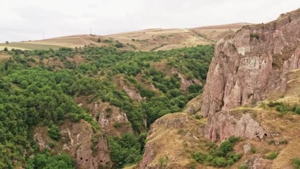 Zoom aérien du drone de Khndzoresk, ville des cavernes, en Arménie — Video