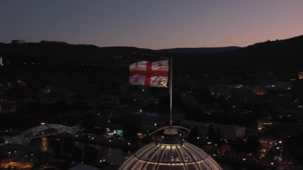 Plato aéreo circular de la iglesia de la Santísima Trinidad en la noche, Tiflis — Vídeos de Stock