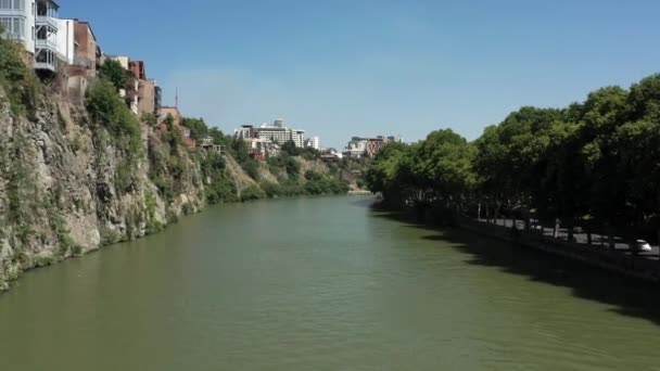 Flygdrönare skott flyger över Kura floden i Tbilisi — Stockvideo