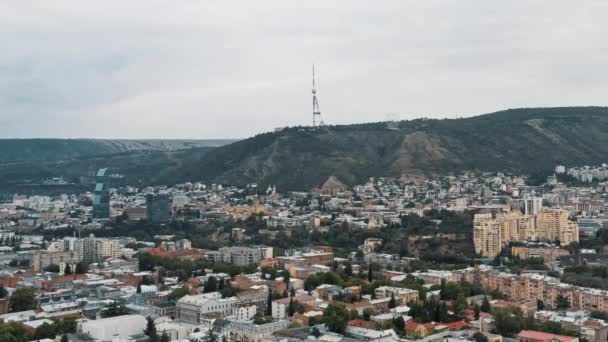 Tbilisi, Gruzie - červenec 2019: Aerial drone zoom of Tbilisi Mtatsminda mountain — Stock video