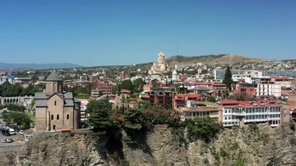 Tiflis, Georgien - Juli 2019: Drohnenpanorama über Tiflis Zentrum im Sommer — Stockvideo