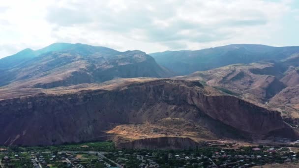 Drohnenaufnahmen von Armenien-Landschaft und Häusern am Fuße der Berge — Stockvideo