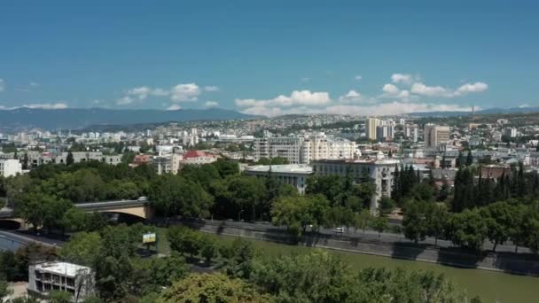 Tbilisi, Georgië - juli 2019: Luchtdrone vliegt in de zomer over het panorama van het centrum van Tbilisi — Stockvideo