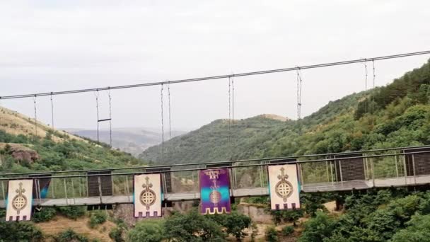 Jerevan, Armenië - juli 2019: Luchtdrone pan shot van Khndzoresk swingende brug in Jerevan — Stockvideo