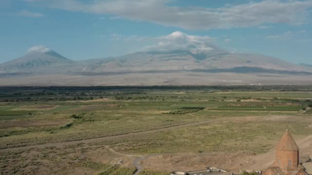 Drone aérien du paysage arménien et du monastère de Tatev en été — Video