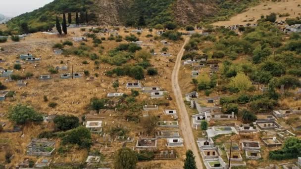 Letecký dron přiblížení ze hřbitova, kopce a kostel v Arménii, Noyemberyan — Stock video