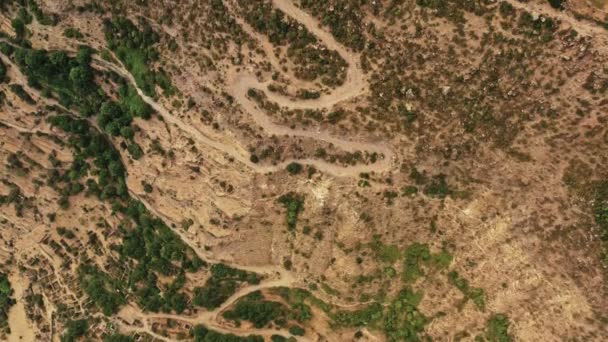 アルメニアの風景や崖による家屋の空中ドローン撮影 — ストック動画