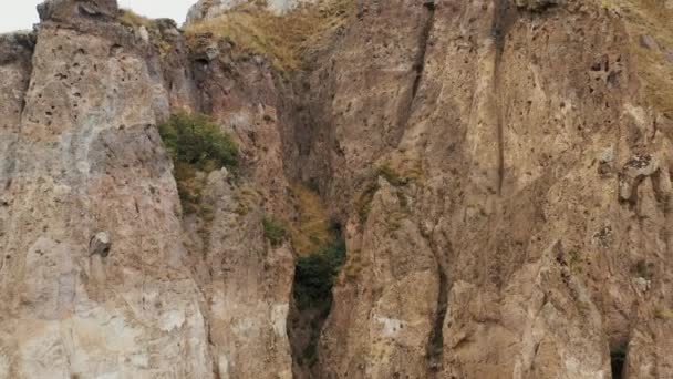 アルメニアの丘や山から空中ドローンがズームアウト — ストック動画