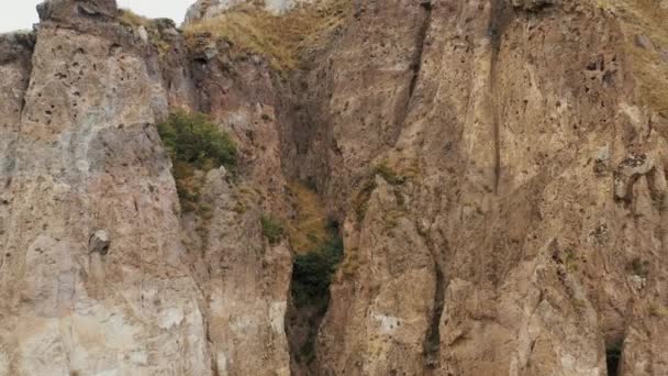 Zoom aérien d'un drone sur les collines et les montagnes en Arménie — Video