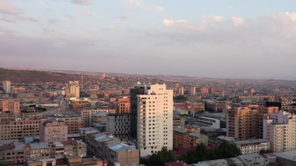 Yerevan, armenien - juli 2019: luftdrohnenaufnahme des zentrums von yerevan panorama bei untergang — Stockvideo