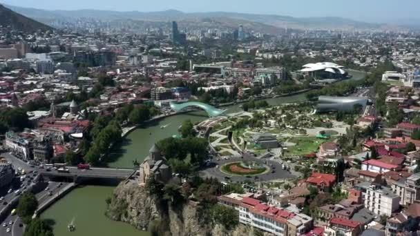 Tbilisi, Georgië - juli 2019: Luchtdrone zoom in over Tbilisi centrum panorama in de zomer — Stockvideo