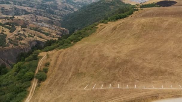 Воздушный беспилотник в горах и зеленых лесах Армении — стоковое видео