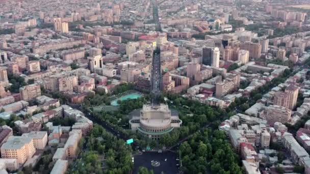 Drone Ariel girato sorvolando Opera House in Armenia in giorno d'estate — Video Stock