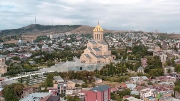 Letecký dron letící nad kostelem Nejsvětější Trojice v Georgii, Tbilisi — Stock video