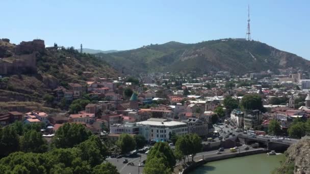 Tbilisi, Georgien - juli 2019: Flygdrönare zoomar ut Tbilisi centrum panorama på sommaren — Stockvideo