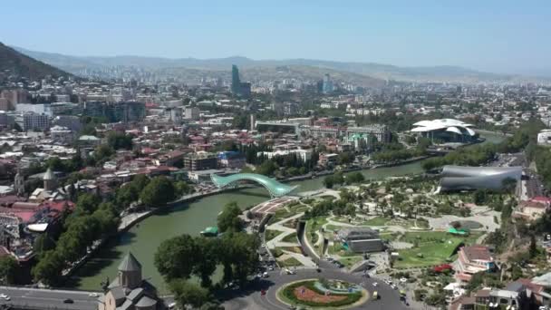 Tbilisi, Georgië - juli 2019: Luchtdrone zoom uit over Tbilisi centrum panorama in de zomer — Stockvideo