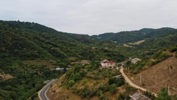 Drone aéreo voando sobre casas nas colinas na Armênia — Vídeo de Stock