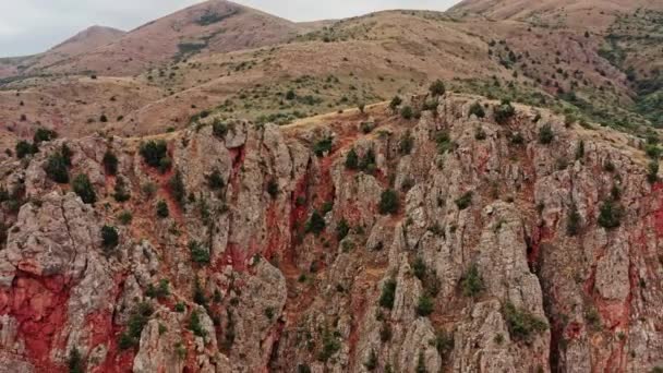 Zoom aérien d'un drone hors des montagnes rouges d'Arménie — Video