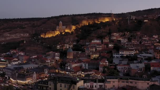 TBILISI, GEORGIA - JULHO 2019: Aerial drone zoom out of old city Tbilisi at sunset — Vídeo de Stock