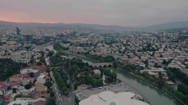 TBILISI, GEORGIA - JULHO 2019: Drone aéreo sobrevoando Tbilisi e a Casa da Justiça ao pôr do sol — Vídeo de Stock