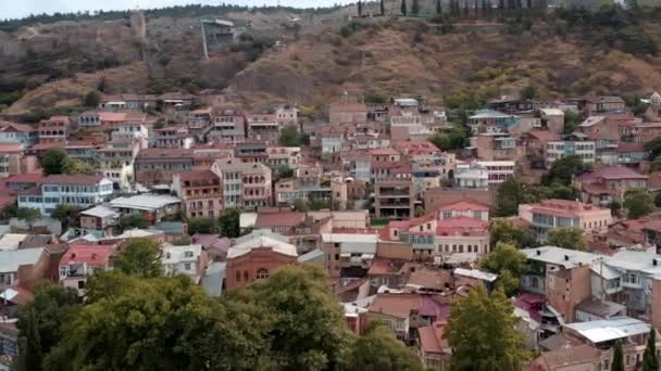 TBILISI, GEORGIA - JULIO 2019: Vista aérea de la ciudad vieja de Tiflis en verano — Vídeo de stock