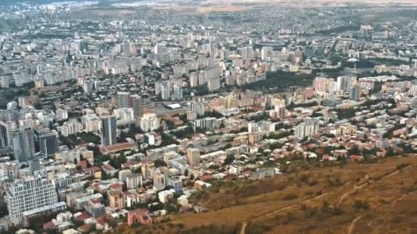 Aereo drone zoom fuori casa in periferia di Tbilisi — Video Stock