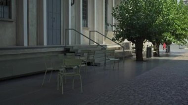Çağdaş iş binasının Gimbal çekimleri dışarıda.