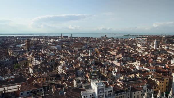Βενετία, Ιταλία - Ιούνιος 2019: Gimbal shot του πανοράματος της Βενετίας το καλοκαίρι ηλιόλουστη μέρα — Αρχείο Βίντεο