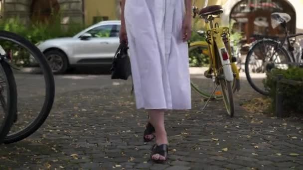 Gimbal de piernas de mujer caminando en vestido largo blanco en Munich — Vídeo de stock