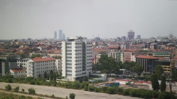 Yaz mevsiminde Milano Panorama İtalya manzarasının Gimbal çekimi — Stok video