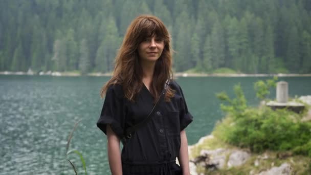 Gimbal Schuss von Frau winkt auf Hintergrund des Sees in den Alpen — Stockvideo