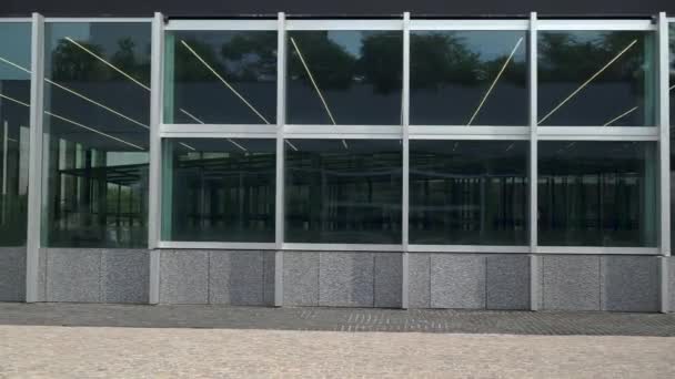 Гимбальный снимок современного делового здания снаружи — стоковое видео