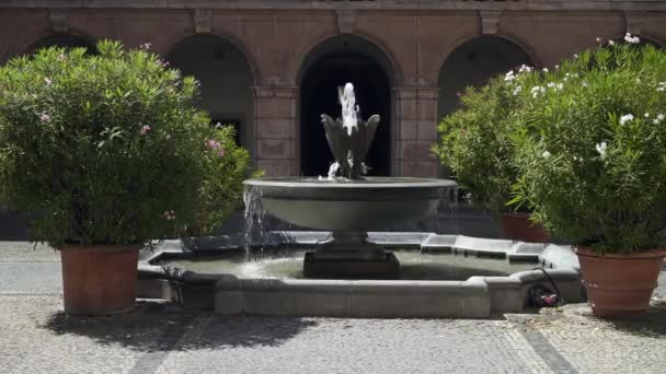 Tiro de mano de fuente con flujo de agua en Múnich, sin personas — Vídeo de stock