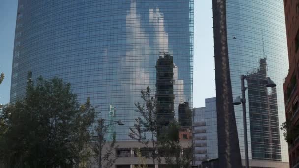 Gimbal shot basculer vers le haut du centre bancaire de conseil en finance d'entreprise Milano — Video