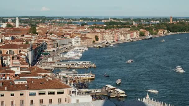 Venedig, Italien - juni 2019: Flygfoto över Venedig horisont och många båtar i Italien — Stockvideo