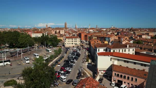 Velence, Olaszország - 2019. június: Gimbal felvétel Velence panorámájáról a nyári napsütéses napon — Stock videók