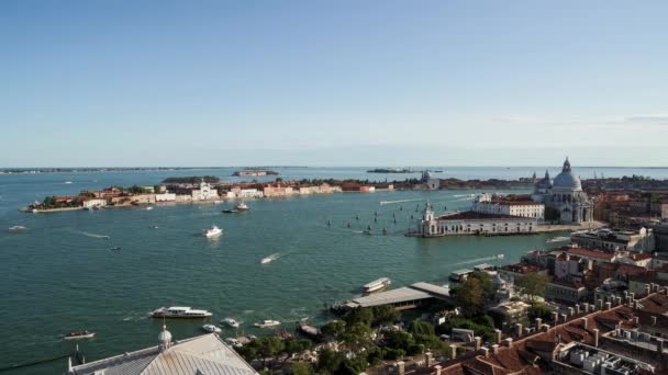 VENEZIA, ITALIA - GIUGNO 2019: Veduta aerea dell'orizzonte di Venezia e molte barche in Italia — Video Stock