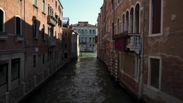 VENICE, ITALY - ИЮНЬ 2019: Gimbal shot of narrow canal of Venice in Italy in summer day — стоковое видео