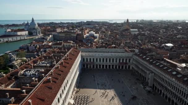 VENICE, ITÁLIA - JUNHO 2019: Drone aéreo vista superior de Museo Correr do Campanile — Vídeo de Stock